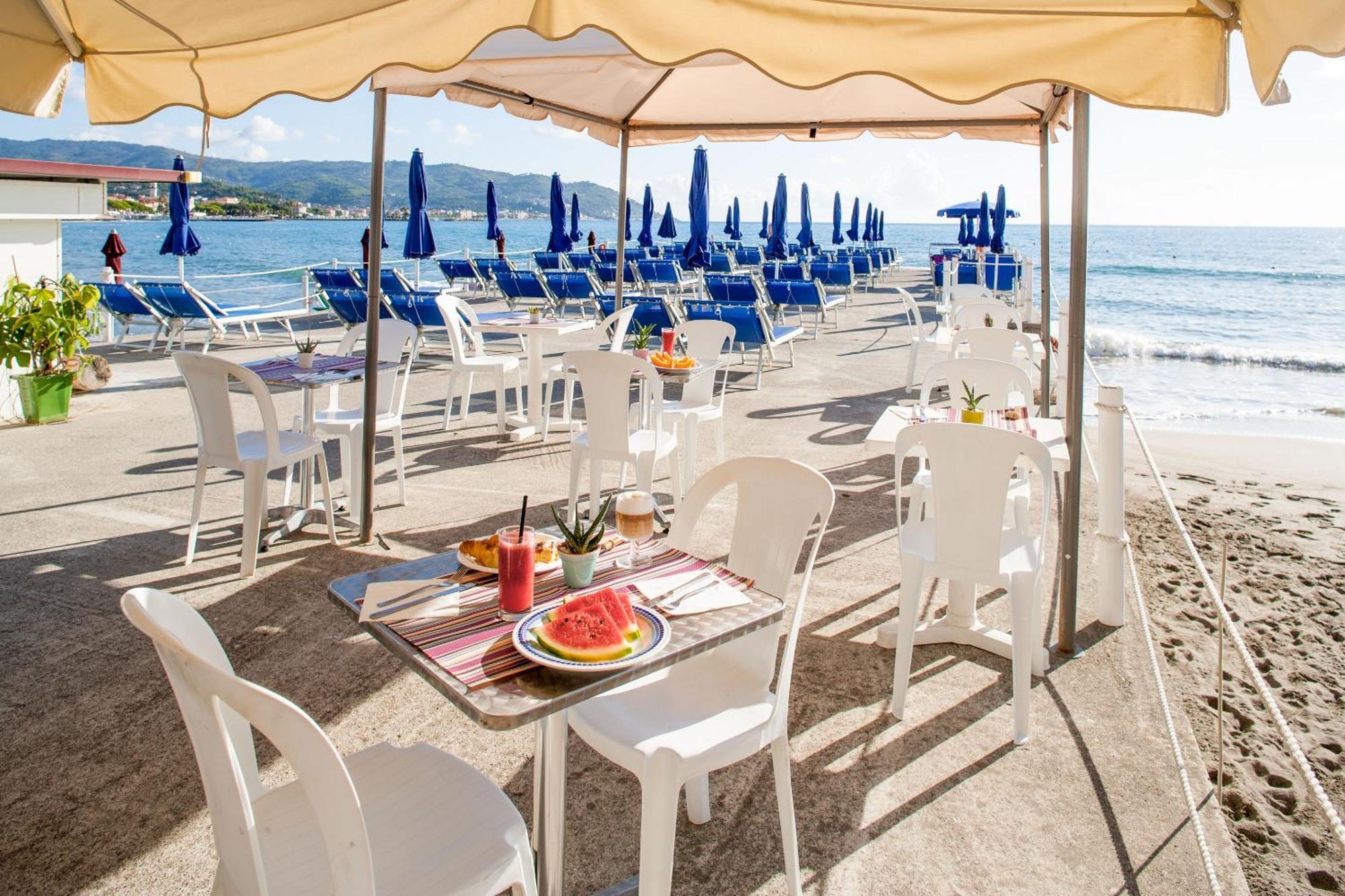 Hotel Moresco Diano Marina Bagian luar foto