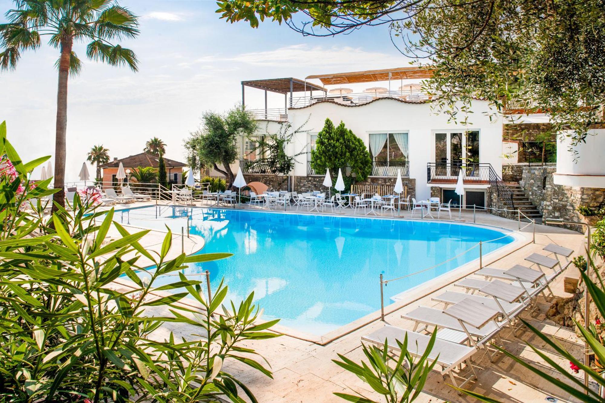 Hotel Moresco Diano Marina Bagian luar foto