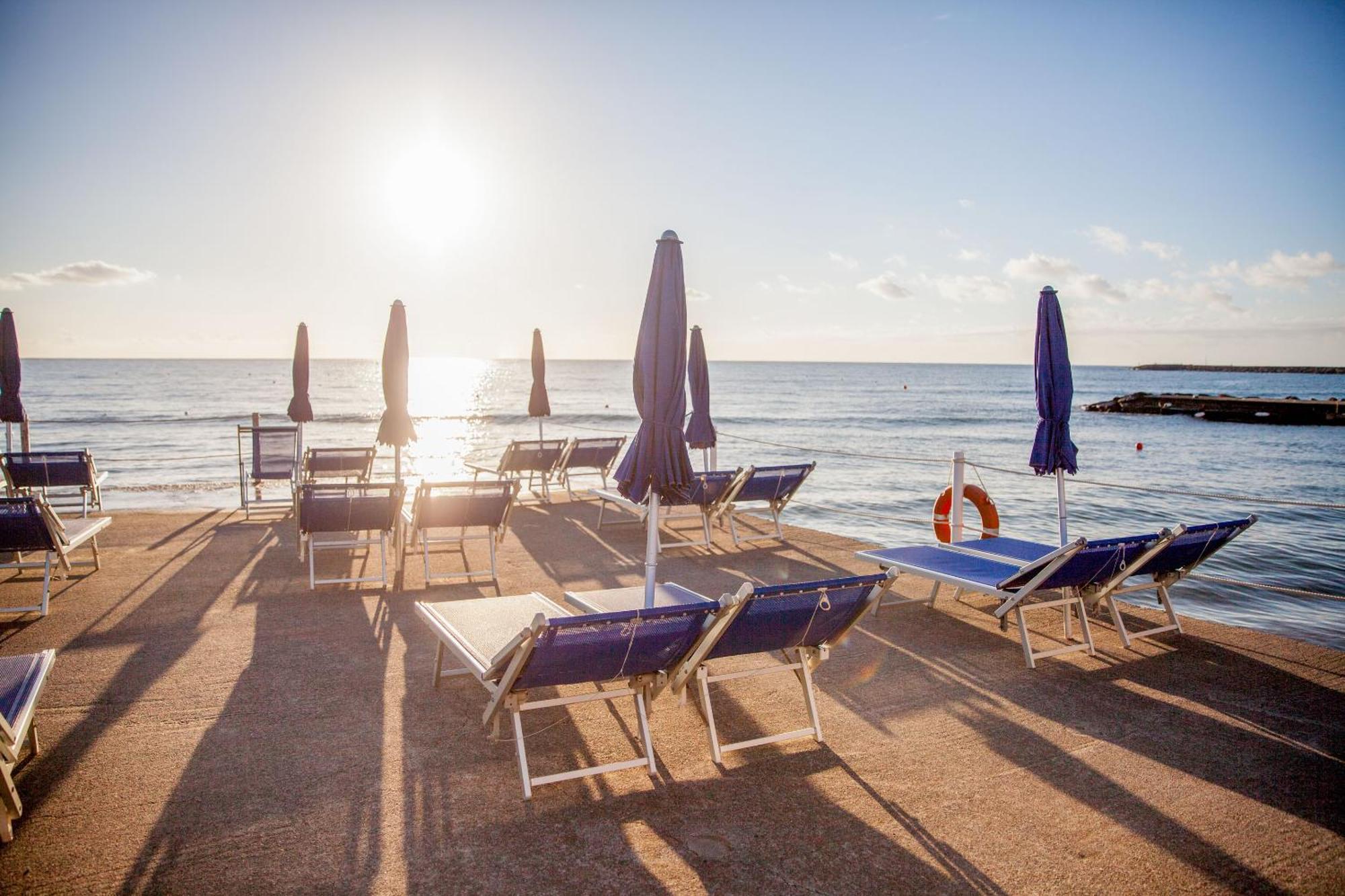 Hotel Moresco Diano Marina Bagian luar foto