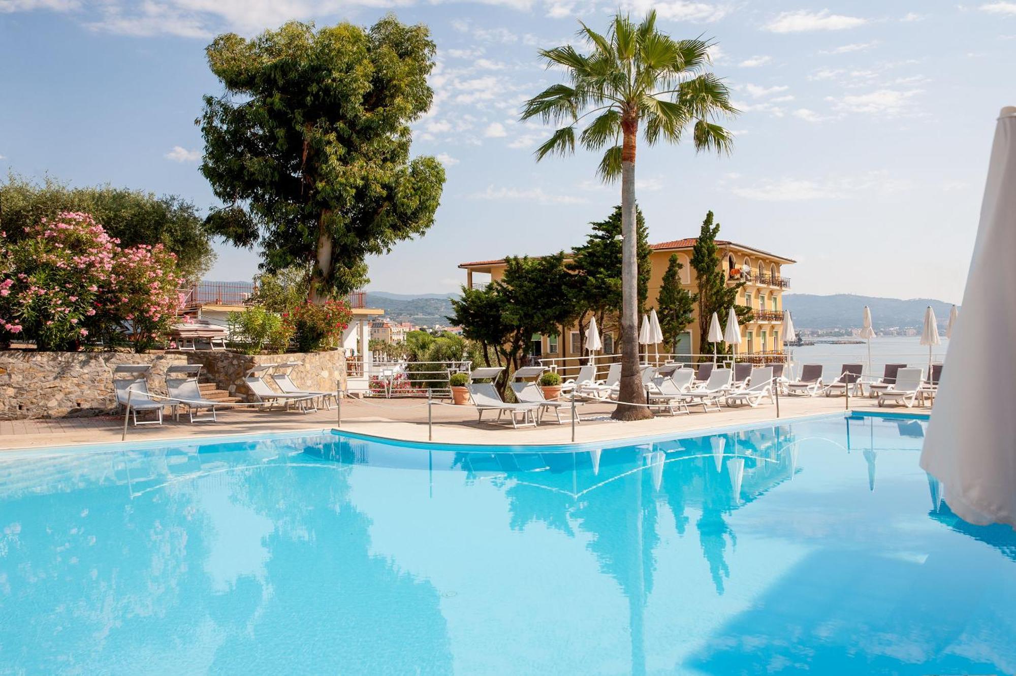 Hotel Moresco Diano Marina Bagian luar foto