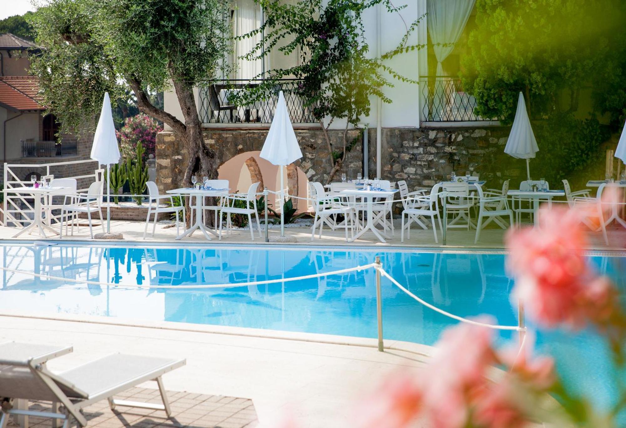 Hotel Moresco Diano Marina Bagian luar foto