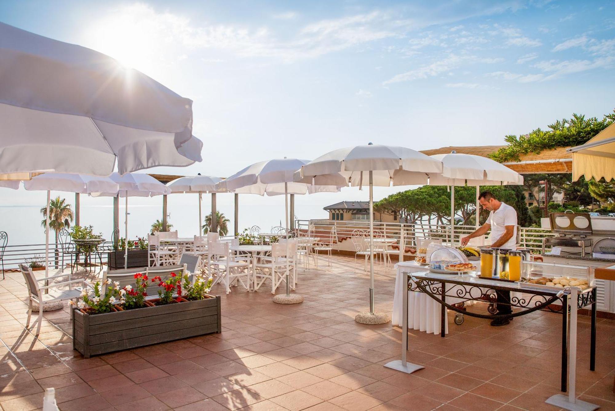 Hotel Moresco Diano Marina Bagian luar foto