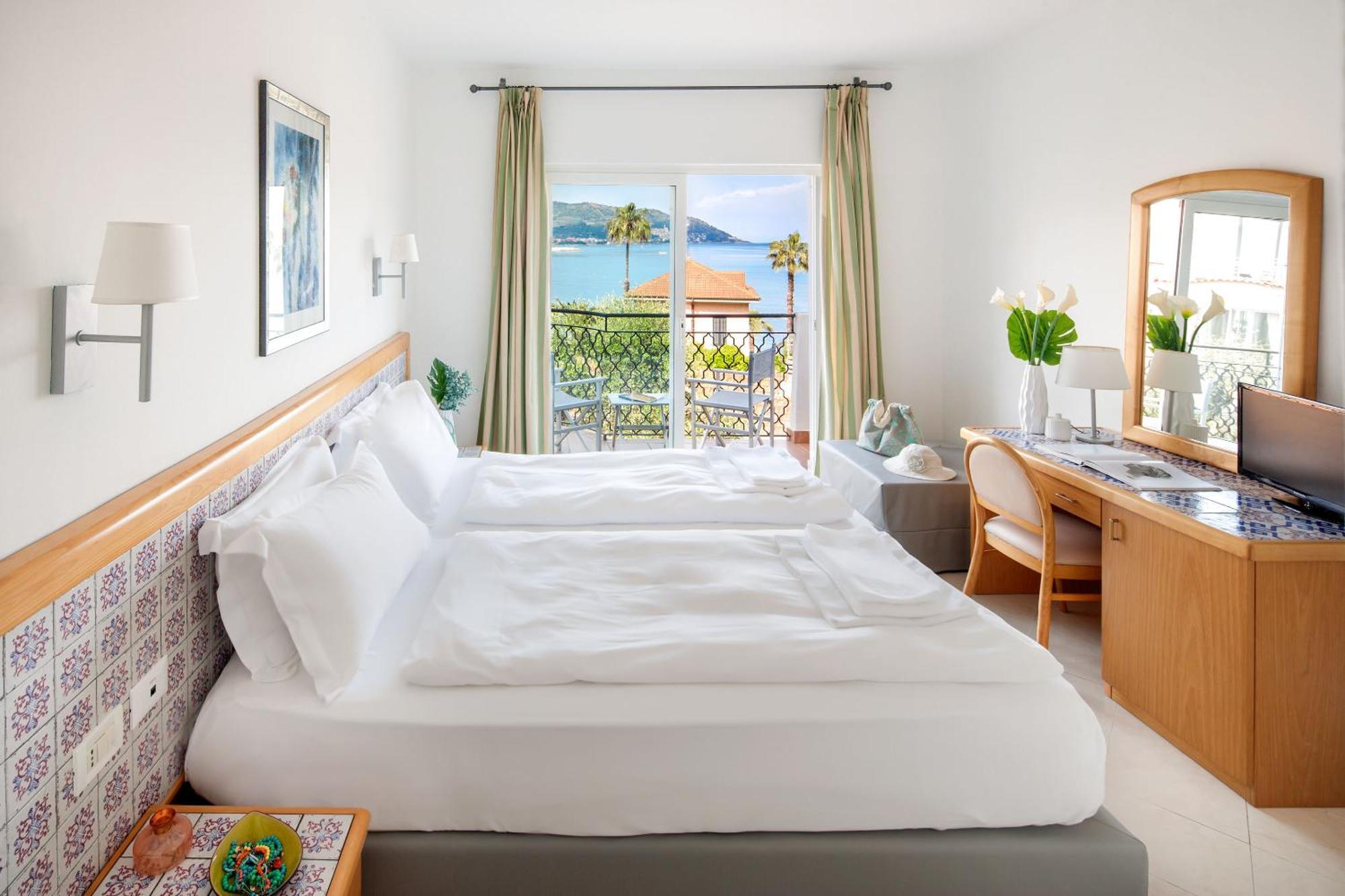 Hotel Moresco Diano Marina Bagian luar foto