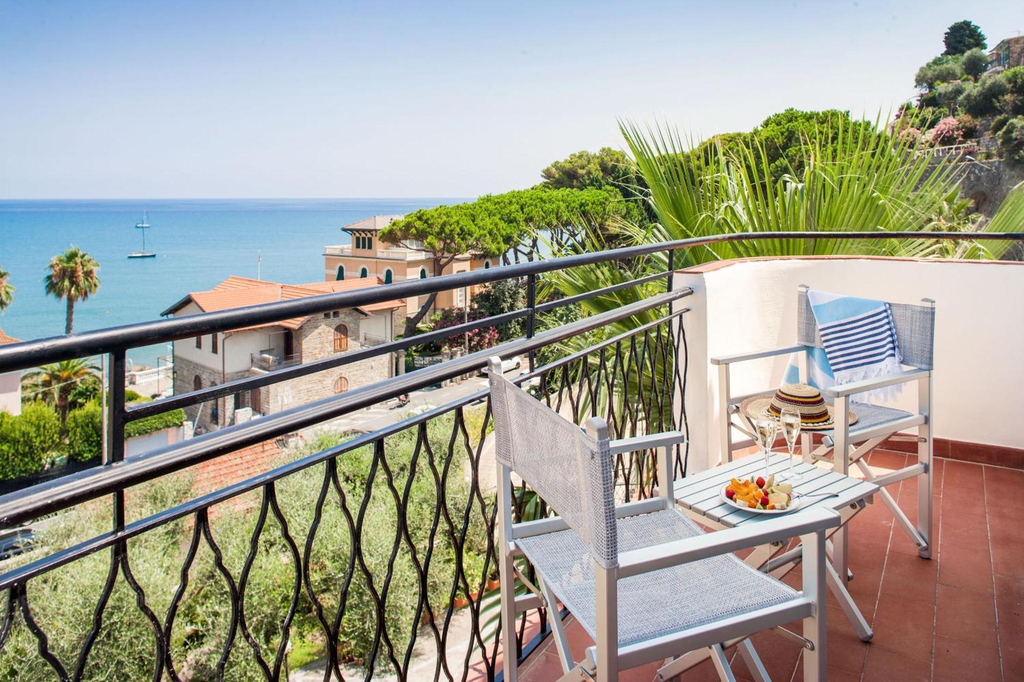 Hotel Moresco Diano Marina Bagian luar foto