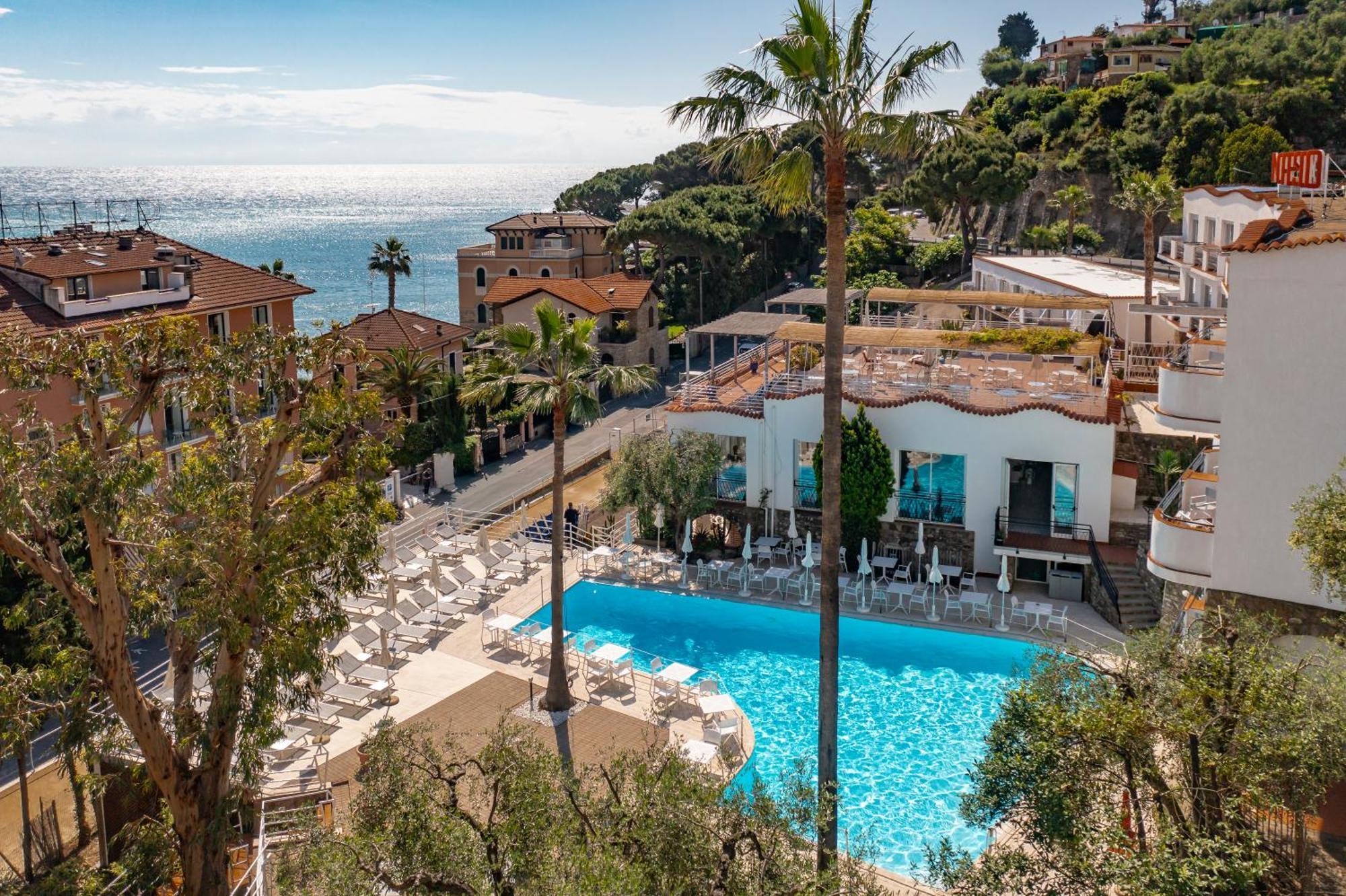 Hotel Moresco Diano Marina Bagian luar foto