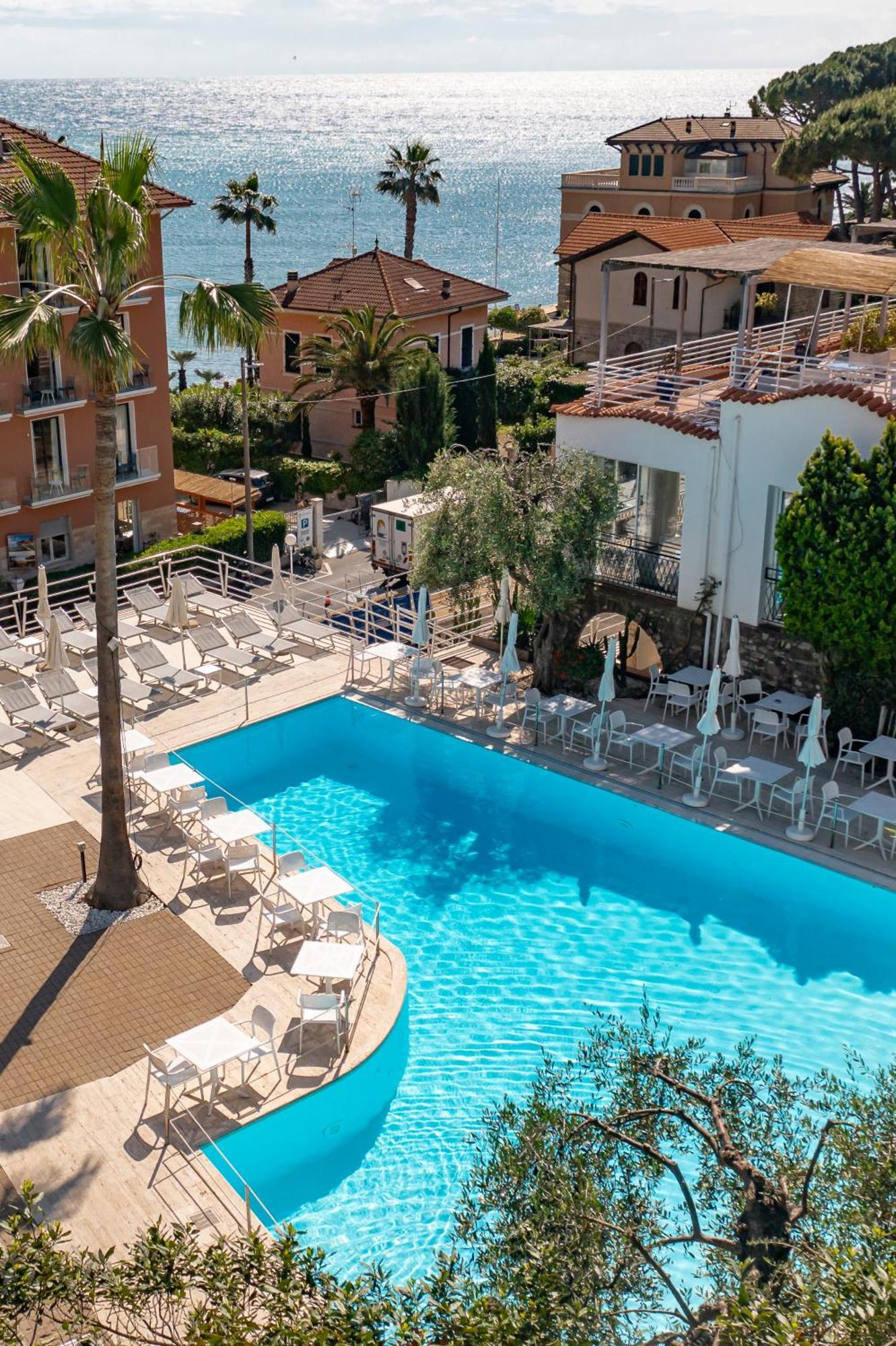 Hotel Moresco Diano Marina Bagian luar foto
